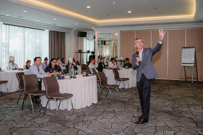 Ông Vũ Đông Hiệp - Nguyên Giám đốc cấp cao chuỗi cung ứng và nhà máy Tập đoàn P&G (ngoài cùng bên phải).