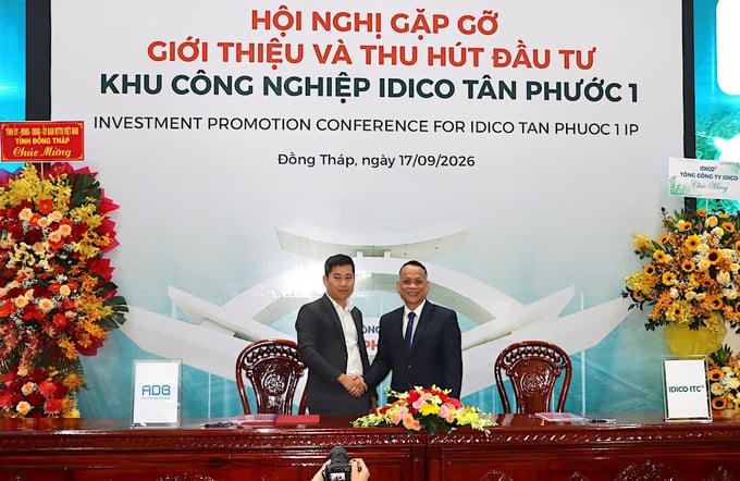 Lãnh đạo CTCP IDICO Tiền Giang (bên phải) và nhà đầu tư ký thỏa thuận hợp tác. (Nguồn: Cổng TTĐT Đồng Tháp).