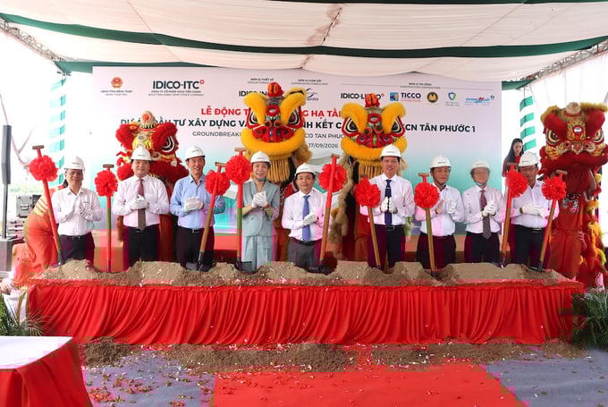 Lãnh đạo tỉnh Đồng Tháp và nhà đầu tư thực hiện nghi thức động thổ thi công dự án Khu công nghiệp Tân Phước 1 (Nguồn: Cổng TTĐT Đồng Tháp).