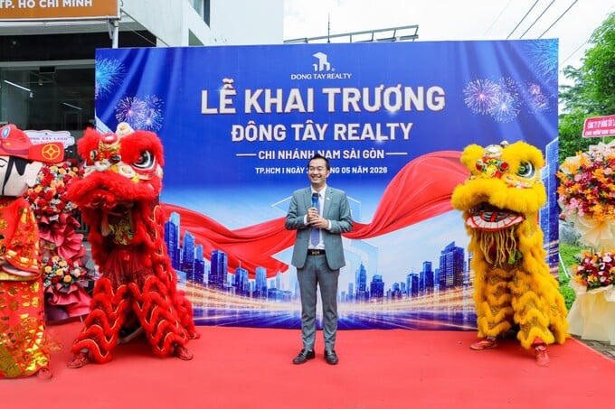 Ông Nguyễn Thái Bình, Chủ tịch HĐQT Đông Tây Land tại lễ khai trương Đông Tây Realty chi nhánh Nam Sài Gòn vào 5/2026.