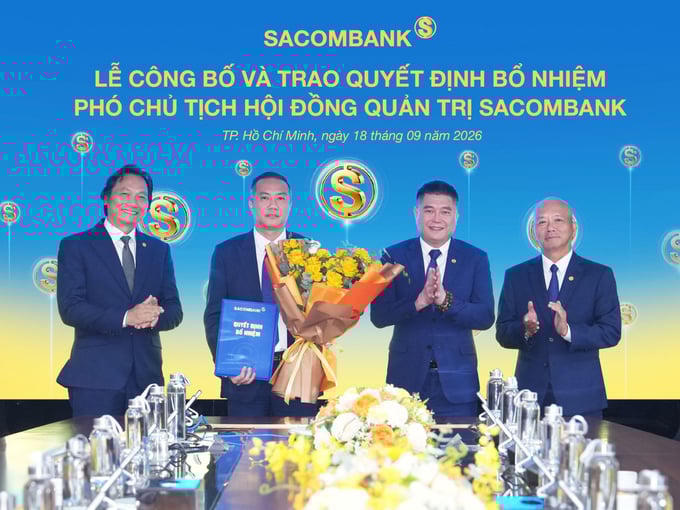 Ông Nguyễn Xuân Vũ nhận hoa từ HĐQT SACOMBANK tại lễ công bố và trao quyết định bổ nhiệm Phó Chủ tịch HĐQT SACOMBANK.
