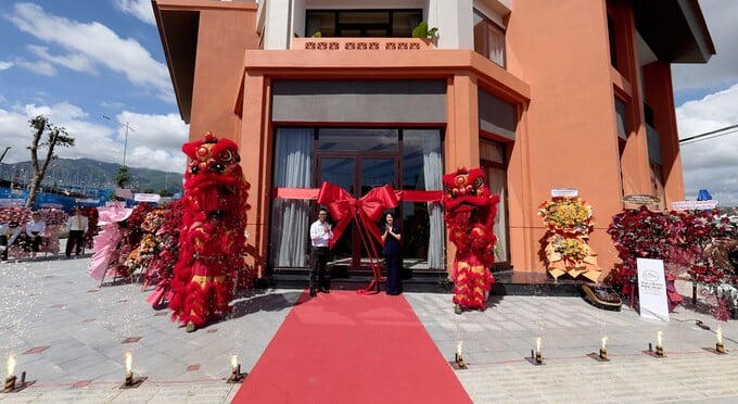 Đại diện ban lãnh đạo Sun Property thực hiện nghi thức giật nơ mở cửa nhà mẫu.