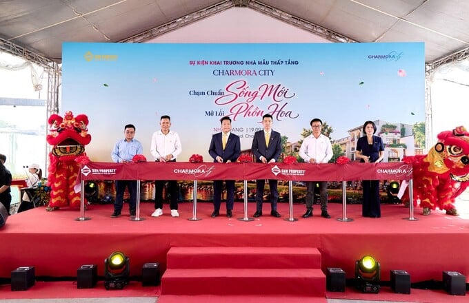 Đại diện ban lãnh đạo Sun Property thực hiện nghi thức cắt băng khai trương.