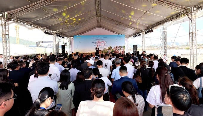 Toàn cảnh sự kiện khai trương nhà mẫu The Elite, Charmora City thu hút hơn 300 khách tham dự.