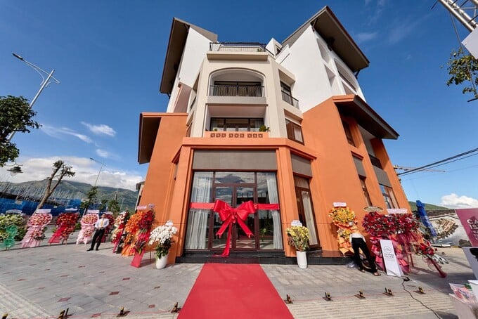 Căn mẫu shophouse The Elite quy mô 5 tầng sẵn sàng đón khách tham quan.