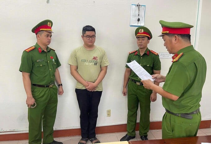 Cơ quan CSĐT Công an Tp. Đà Nẵng tống đạt các quyết định đối với Nguyễn Đặng Duy (ảnh CA)