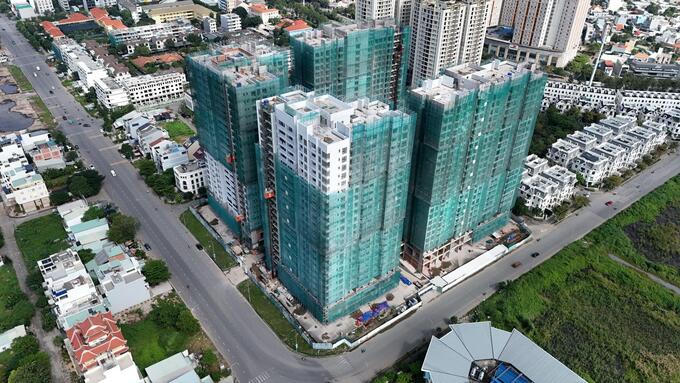 Một dự án nhà ở cao tầng đang thi công tại TP.HCM. Việc tháo gỡ vướng mắc pháp lý đang góp phần đưa thêm nguồn cung trở lại thị trường.
