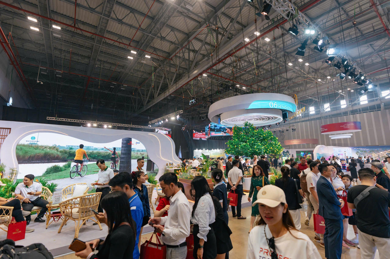Gian hàng Waterpoint tại Nam Long Experience 2026 thu hút đông đảo khách hàng khám phá và trải nghiệm những giá trị sống thực tại đại đô thị.