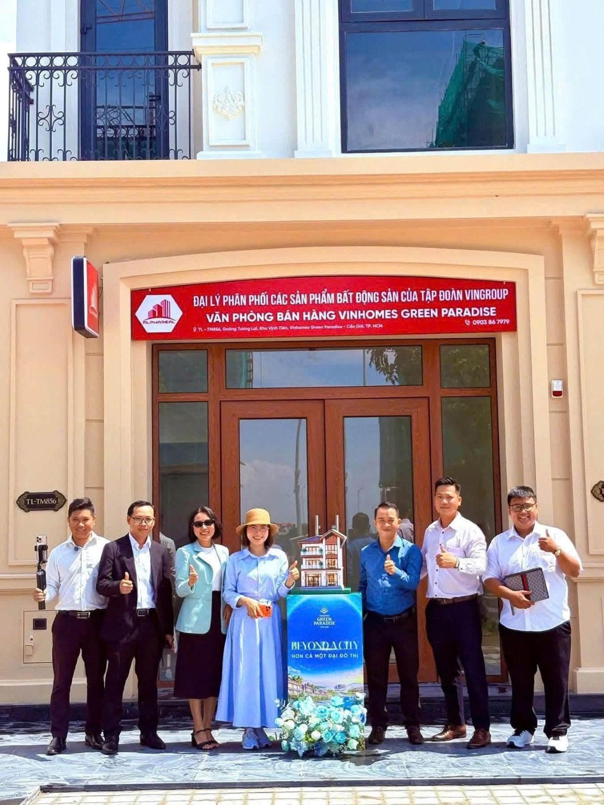Pháp lý - Tiến độ - Chất lượng là những lý do khiến các đạilý, môi giới đặt trọn niềm tin vào Vinhomes. (Ảnh: Bàn giaovăn phòng cho các đại lý tại Vinhomes Green Paradise)
