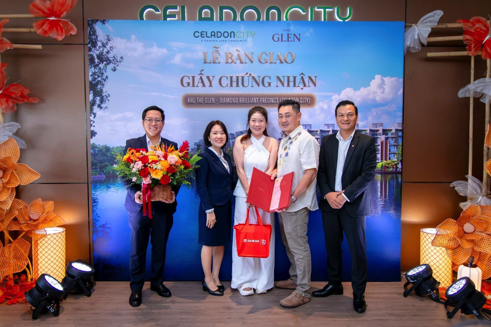 Cư dân The Glen nhận sổ hồng