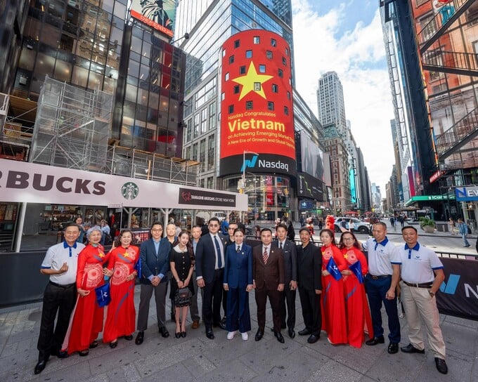 Đoàn doanh nghiệp Việt Nam lưu lại khoảnh khắc tại Quảng trường Thời đại (New York) trong tuần thị trường chứng khoán Việt Nam được FTSE Russell nâng hạng. Ảnh: TTXVN.