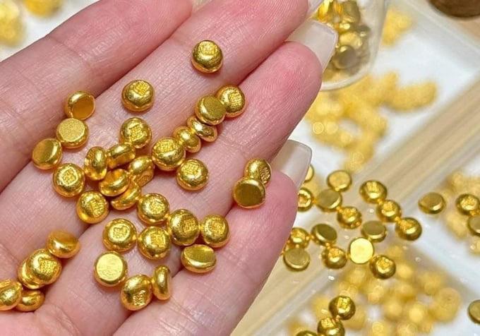 Giá vàng thế giới tăng, trong nước lại giảm.