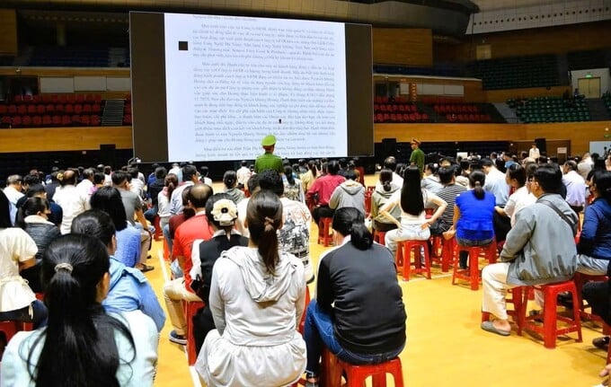 Các bị hại cụ Công ty GFDI lừa đảo theo dõi phiên tòa tại đầu cầu Cung thể thao Tuyên Sơn