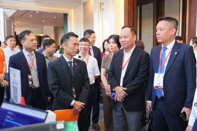 Các chuyên gia tham quan gia hàng FPT khu triển lãm của Vietnam Digital Finance 2026.