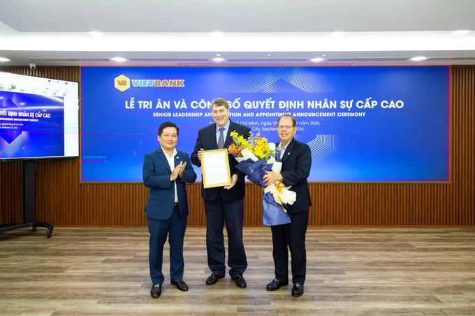 Ông Dương Nhất Nguyên, Chủ tịch HĐQT Vietbank trao quyết định bổ nhiệm cho ông Chester Gorski