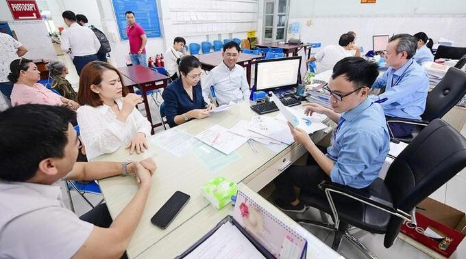 Nếu bỏ công chứng bắt buộc, một phần việc kiểm tra chủ thể, giấy tờ và điều kiện giao dịch có thể phải chuyển sang cơ quan đăng ký đất đai.