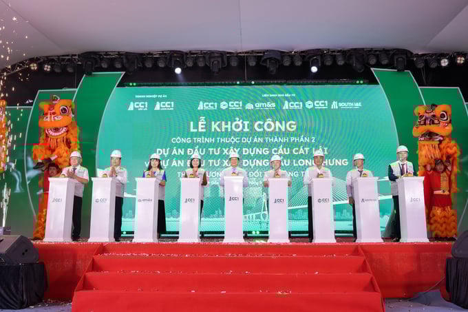 Các đại biểu cùng nhấn nút tại Lễ Khởi công công trình thuộc Dự án thành phần 2 - Dự án đầu tư xây dựng cầu Cát Lái và Dự án đầu tư xây dựng cầu Long Hưng (cầu Đồng Nai 2) theo phương thức đối tác công tư (PPP)