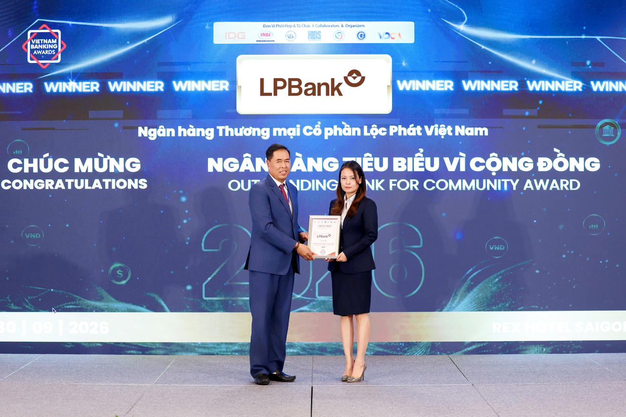 Bà Vũ Nam Hương – Phó Tổng Giám đốc LPBank nhận giải thưởng Ngân hàng Tiêu biểu vì Cộng đồng