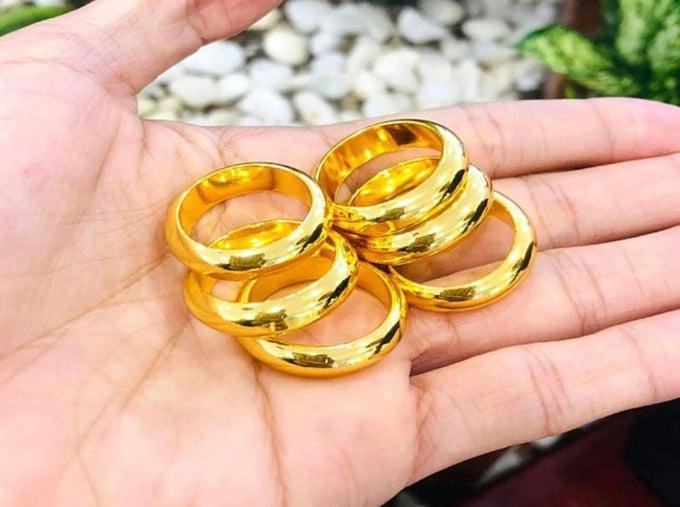Giá vàng đồng loạt giảm.