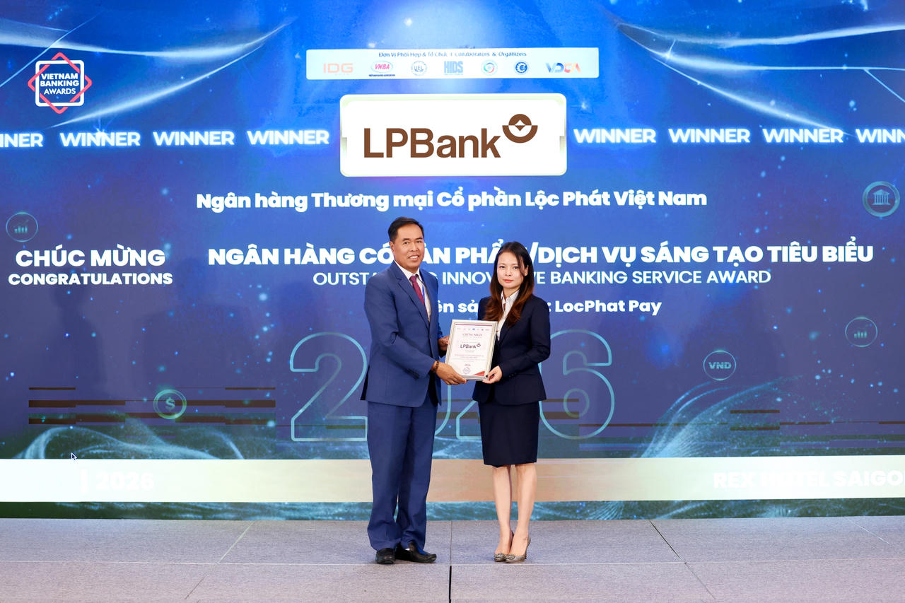 Bà Vũ Nam Hương – Phó Tổng Giám đốc LPBank nhận giải thưởng Ngân hàng có Sản phẩm Dịch vụ Sáng tạo Tiêu biểu