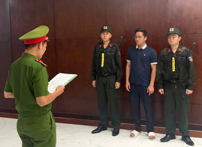 Cơ quan Cảnh sát điều tra Công an Tp.HCM tống đạt các quyết định đối với Trần Trung Du vì có hành vi bán đồng hồ, trang sức giả mạo. (Ảnh: Công an Tp.HCM).