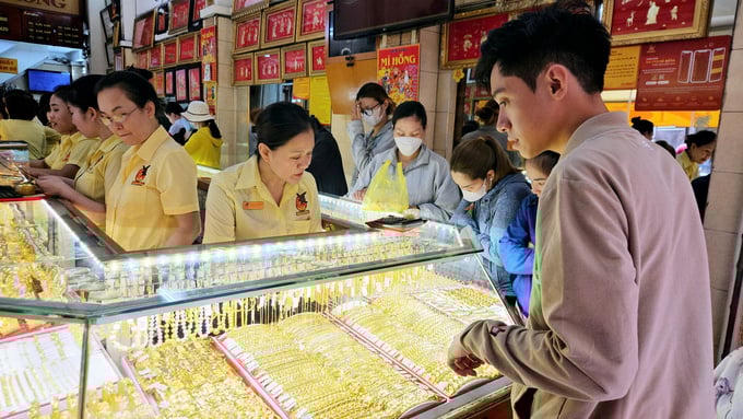 Một phần tiền nhàn rỗi trong dân vẫn tìm đến vàng thay vì đi vào các kênh đầu tư trên thị trường vốn.