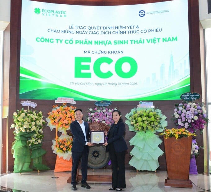 HOSE tổ chức Lễ trao quyết định niêm yết và chào mừng ngày giao dịch chính thức cổ phiếu CTCP Nhựa sinh thái Việt Nam (ECOPLASTIC) với mã cổ phiếu ECO.