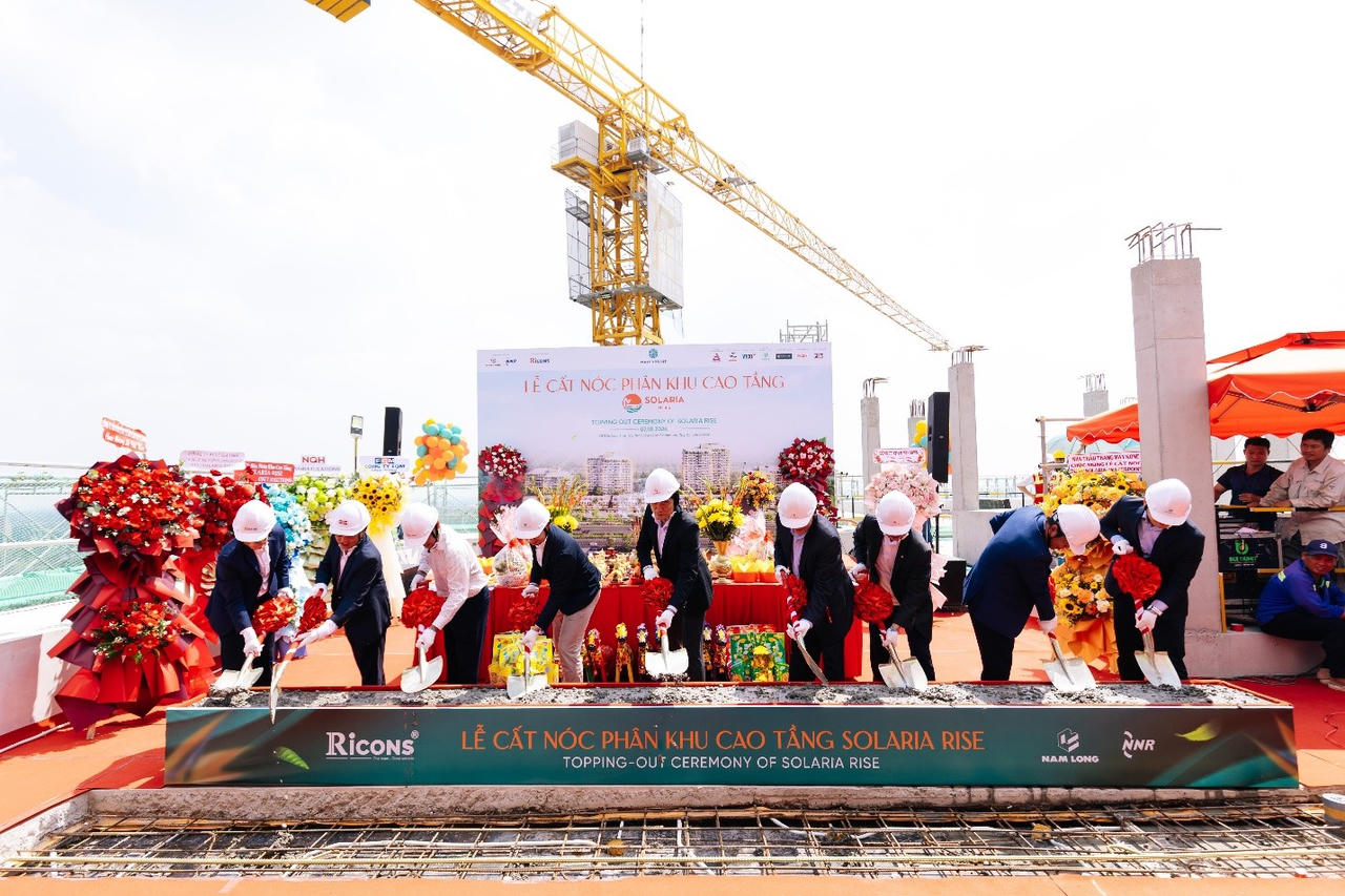 Đại diện Nam Long, các đối tác Nhật Bản, tổng thầu và các đơn vị đồng hành thực hiện nghi thức xúc cát tại Lễ cất nóc Solaria Rise