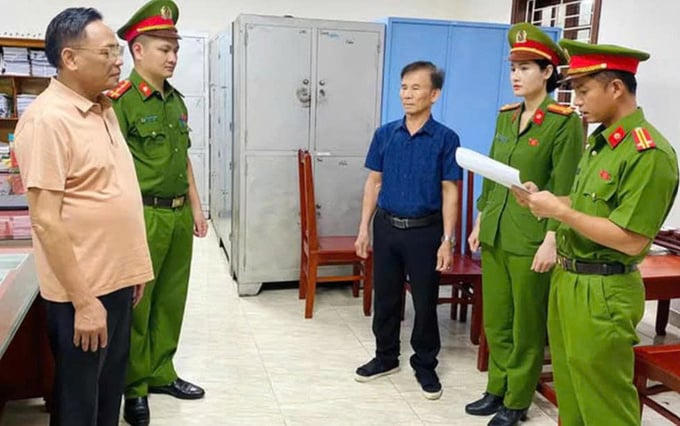 Công an tống đạt các quyết định tố tụng đối với bầu Đoan - Ảnh: Tuổi trẻ.