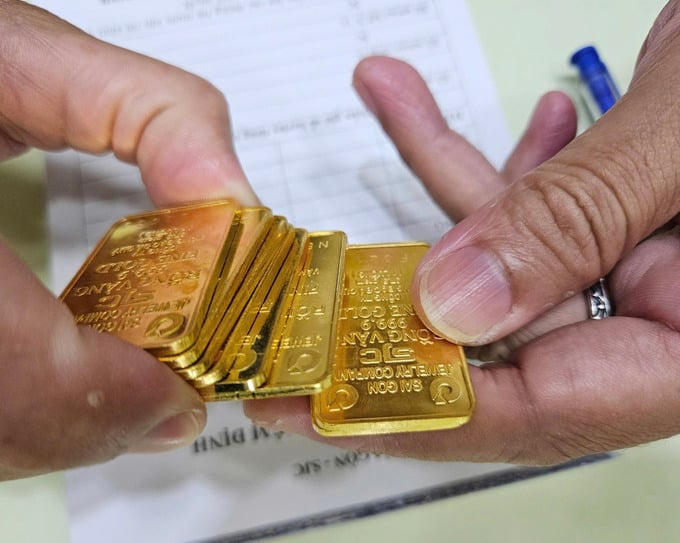 Giá vàng đồng loạt vọt tăng.