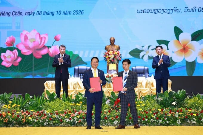 Ảnh 1_Ông Nguyễn Ngọc Nghị, Phó Tổng Giám đốc T&T Group, Chủ tịch CTCP Tập đoàn Năng lượng T&T và ông Phan Văn Sơn, Giám đốc Công ty Đầu tư và thương mại Vinacom trao biên bản ghi nhớ về hợp tác phát