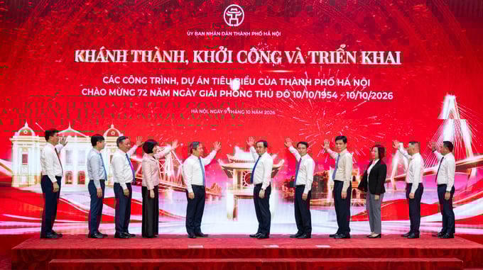 Các đại biểu thực hiện nghi thức khởi công, khánh thành các dự án tiêu biểu của TP Hà Nội. Ảnh: Sun Group.