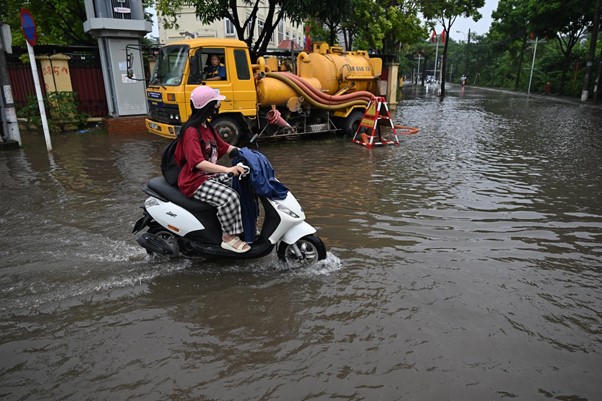 Hệ thống thoát nước kém, nhiều tuyến phố tại Vĩnh Hưng thường xuyên rơi vào cảnh ngập lụt khi mưa lớn.