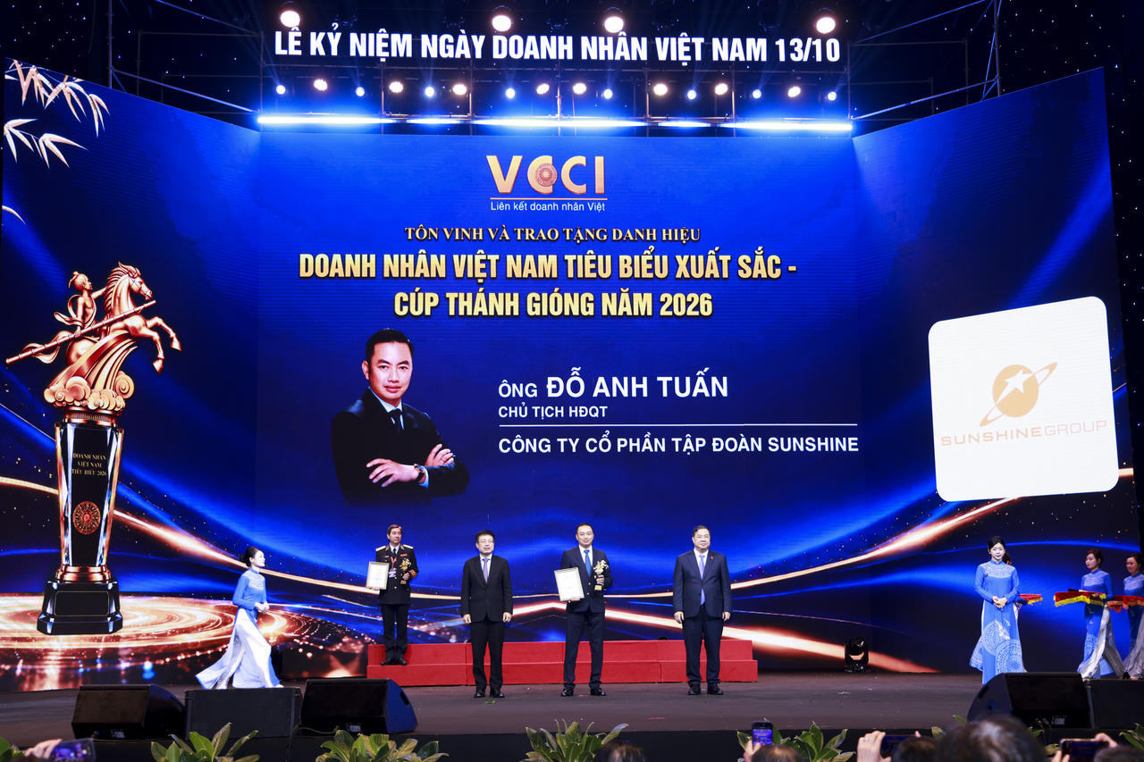 Doanh nhân Đỗ Anh Tuấn, Chủ tịch HĐQT Tập đoàn Sunshine đón nhận danh hiệu Doanh nhân Việt Nam tiêu biểu xuất sắc – Cúp Thánh Gióng 2026 do Phó Thủ tướng Thường trực Chính phủ Phạm Gia Túc và Chủ tịch VCCI Hồ Sỹ Hùng trao tặng.