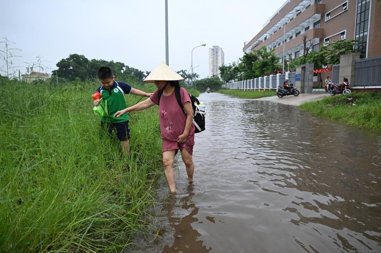 Mỗi khi mưa lớn, một số tuyến đường nhanh chóng xuất hiện tình trạng ngập, ảnh hưởng đến việc đi lại và sinh hoạt của người dân.