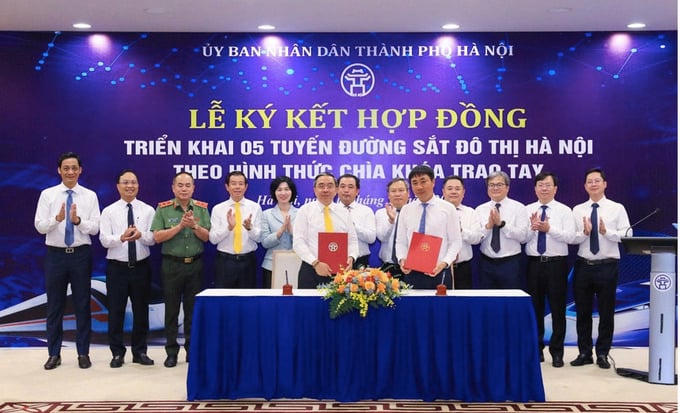 Thành phố Hà Nội và liên danh Vinhomes - SGC chính thức ký kết hợp đồng tổng thầu 5 tuyến đường sắt đô thị theo hình thức chìa khóa trao tay. Ảnh: Hoa Kim.
