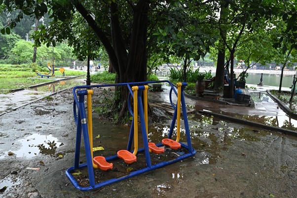 Không gian vui chơi, thể dục tự phát phản ánh nhu cầu cấp thiết về việc cải tạo, quy hoạch lại hạ tầng tại Vĩnh Hưng.