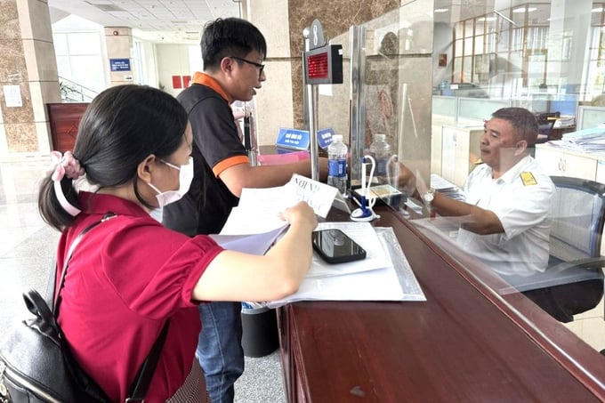 Doanh nghiệp thực hiện thủ tục kê khai thuế tại Thuế Tp.HCM. Ảnh Đỗ Doãn