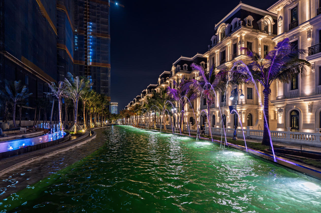 Lõi cảnh quan tại Noble Crystal Tay Ho WorldHotels Residences đã gần như hoàn thiện các công tác thi công, từng bước định hình không gian sống kết hợp giữa kiến trúc, mặt nước và cảnh quan xanh.
