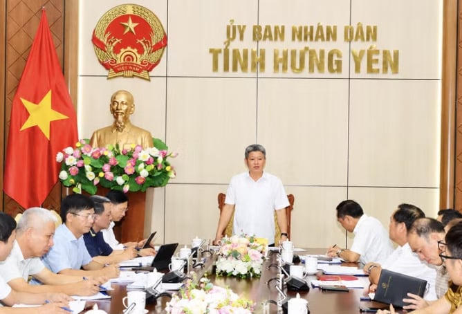Ông Nguyễn Mạnh Quyền - Chủ tịch UBND tỉnh Hưng Yên - chủ trì cuộc họp. Ảnh: Tiền phong.