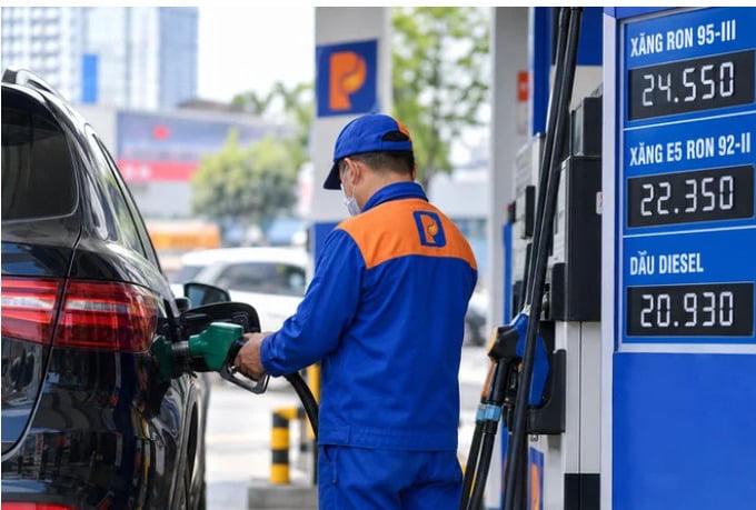 Thủ tướng yêu cầu chấm dứt tình trạng mua bán xăng dầu lòng vòng.