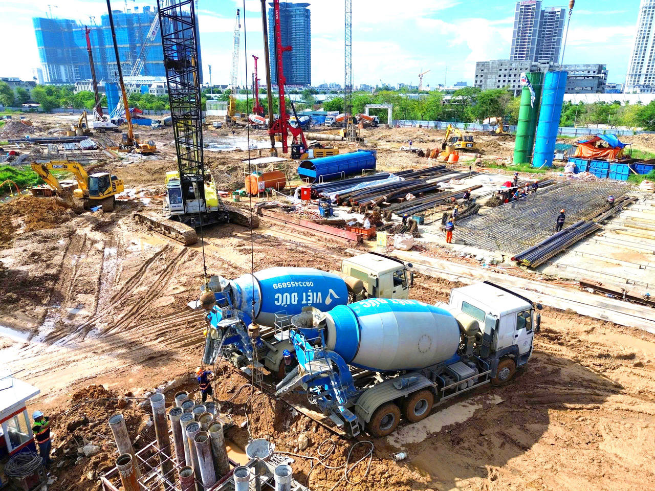NobleX West Lake Ha Noi tiếp giáp đường Võ Chí Công, đối diện Lotte Mall West Lake Hanoi