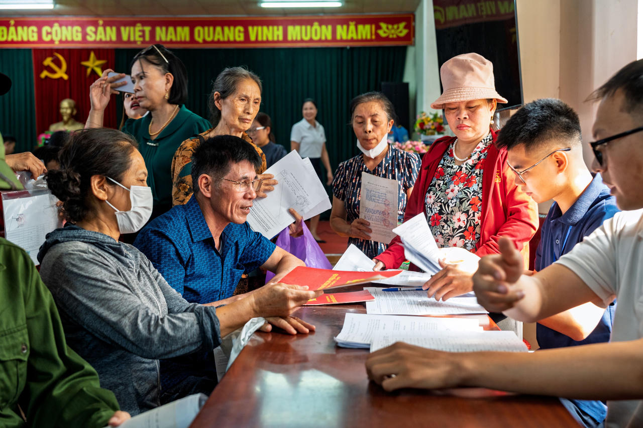 Từ ngày 8/10, UBND xã Thiên Lộc và Ban Quản lý Đầu tư - Hạ tầng xã đã liên tiếp tổ chức các đợt chi trả bồi thường đầu tiên tại nhiều thôn, ghi nhận bước tiến cụ thể trong quá trình chuẩn bị mặt bằng để triển khai dự án.
