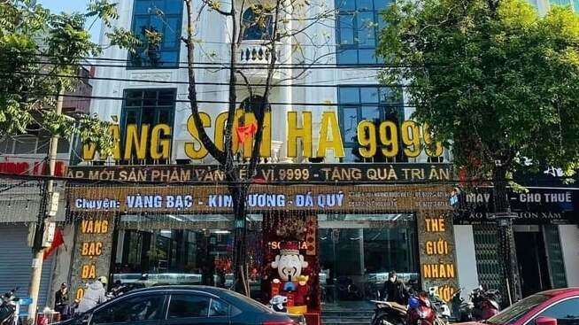 Mọi khoản tiền giao dịch vàng bạc từ người mua vì thế đều trôi thẳng vào tài khoản cá nhân thay vì thông qua hệ thống tài khoản kinh doanh chính thức.&nbsp;