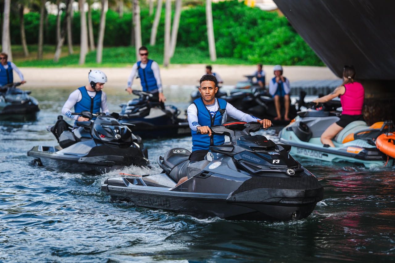 14 chiếc Jetski đã được tập hợp tại Sunset Town để chuẩn bị cho mùa mới của Symphony of the Sea.