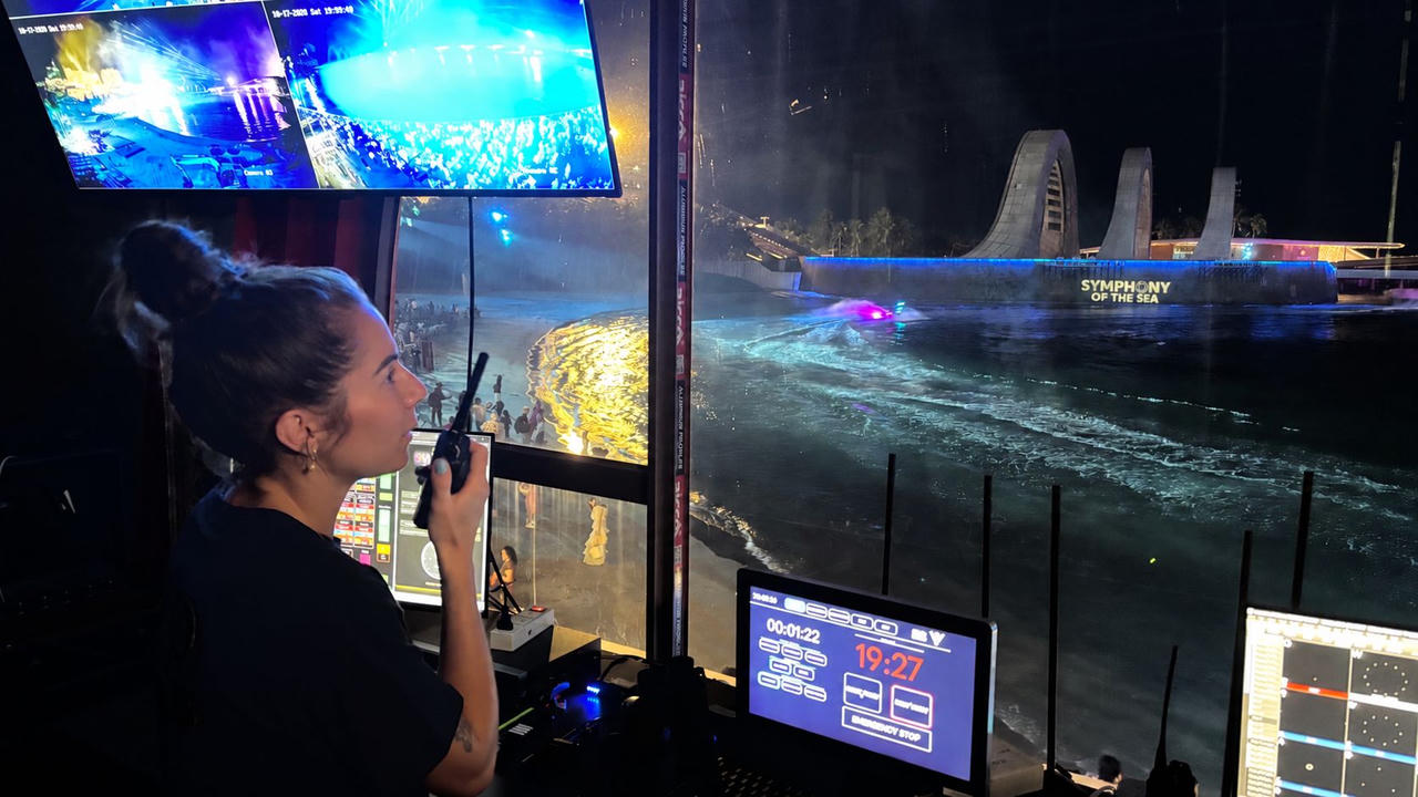Bà Dominique Ellison chỉ đạo đội Flyboard và Jetski tại phòng kỹ thuật của show Symphony of the Sea.