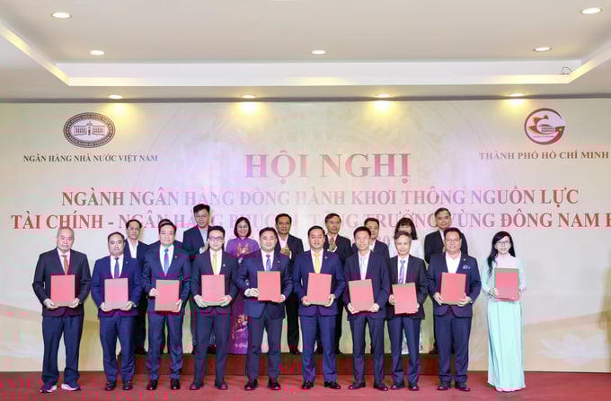 Lãnh đạo NCB trao thoả thuận hợp tác tại sự kiện
