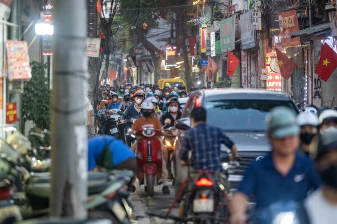 Cảnh ùn tắc giao thông cục bộ trên trục đường chính phường Vĩnh Hưng.