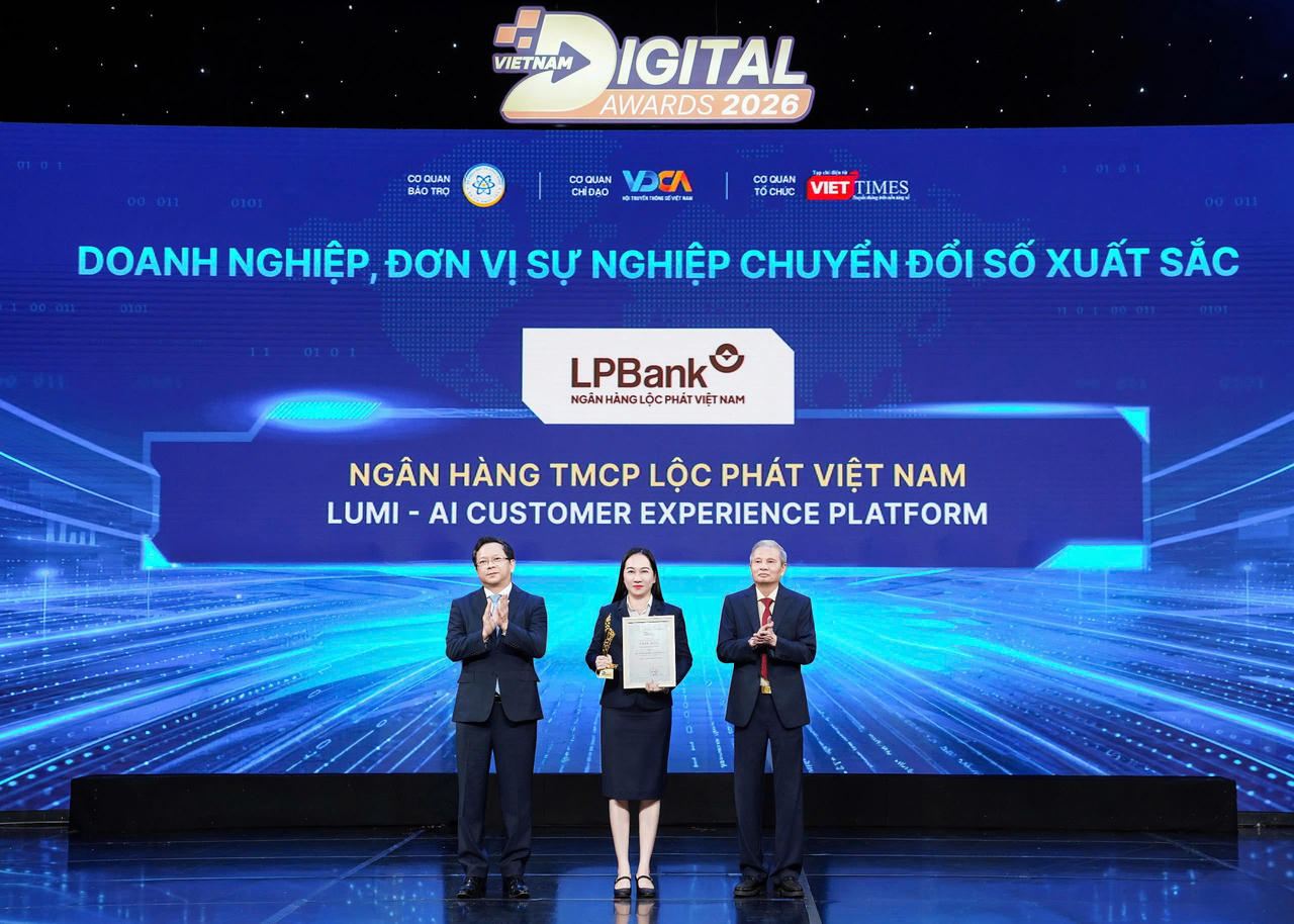 Bà Nguyễn Thị Vui – Thành viên Ban Điều hành LPBank nhận Cúp và kỷ niệm chương Giải thưởng Chuyển đổi số Việt Nam 2026 từ Ban tổ chức