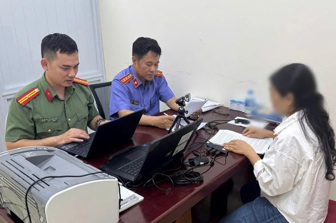 Điều tra viên và Kiểm sát viên làm việc ghi âm, ghi hình hỏi cung bị can (Ảnh: Công an cung cấp).
